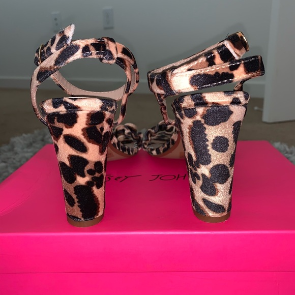 NWT Betsey Johnson Leopard Print Kitten Heels - Picture 4 of 5
